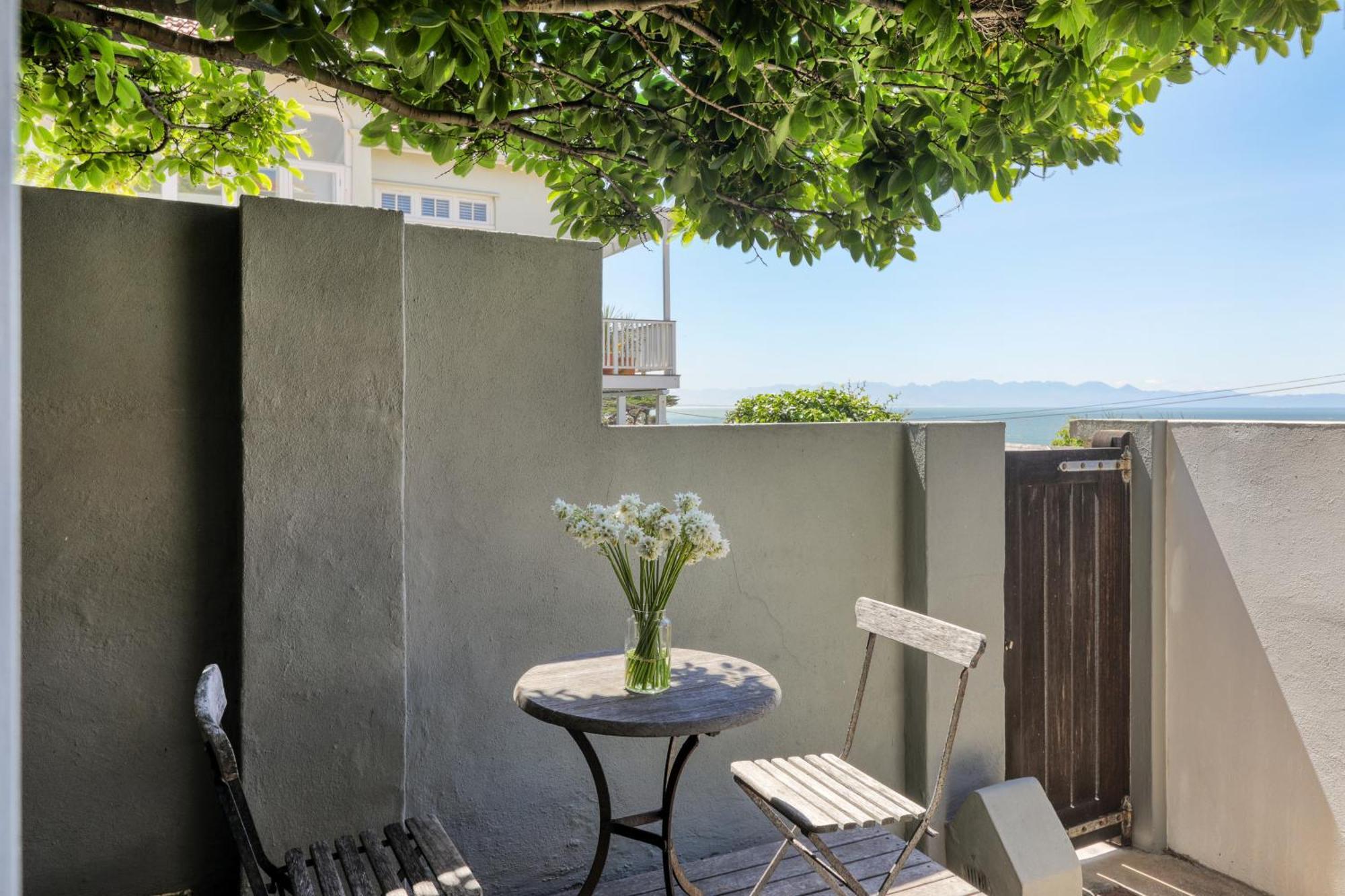 Behr Road Apartment With Sea View Patio Cape Town Ngoại thất bức ảnh